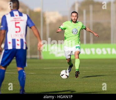 Murcia, Spagna. Il 7 gennaio, 2017. Yunus Maldi (r) in azione contro Lucas Bijker di Heerenveen durante il soccer amichevole tra VfL Wolfsburg e SC Heerenveen in Murcia, Spagna, 7 gennaio 2017. Foto: Pascu Mendez/dpa/Alamy Live News Foto Stock