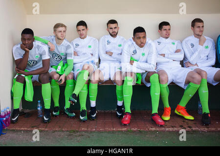 Murcia, Spagna. Il 7 gennaio, 2017. Wolfsburg giocatori sul banco di lavoro prima che il calcio amichevole tra VfL Wolfsburg e SC Heerenveen in Murcia, Spagna, 7 gennaio 2017. Foto: Pascu Mendez/dpa/Alamy Live News Foto Stock