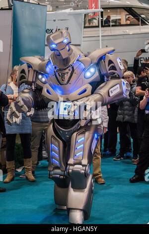 Londra, Regno Unito. Il 7 gennaio, 2017. Titan il robot i visitatori a Landau stand UK - London Boat Show si apre al centro Excel. Londra 07 Jan 2017 © Guy Bell/Alamy Live News Foto Stock