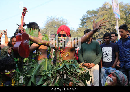 Dacca in Bangladesh. Il 7 gennaio, 2017. Gli attivisti del Bangladesh assistere ad una manifestazione di protesta a smettere di fare centrali a carbone vegetale in area di Sundarban) a Dhaka, nel Bangladesh il 07 gennaio 2016. La Sundarbans è il maggiore singolo tratto la foresta di mangrovie e è un sito Patrimonio Mondiale dell'UNESCO. Il Bangladesh è la pianificazione per costruire la Rampal impianto alimentato a carbone. Se costruito, le centrali a carbone vegetale sarà il paese più grande. Esso sarà costruito dalla società indiana NTPC Ltd. Credito: zakir hossain chowdhury zakir/Alamy Live News Foto Stock