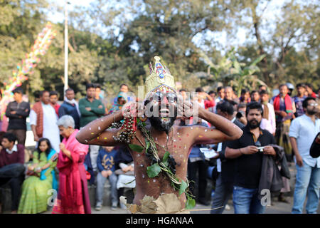 Dacca in Bangladesh. Il 7 gennaio, 2017. Gli attivisti del Bangladesh assistere ad una manifestazione di protesta a smettere di fare centrali a carbone vegetale in area di Sundarban) a Dhaka, nel Bangladesh il 07 gennaio 2016. La Sundarbans è il maggiore singolo tratto la foresta di mangrovie e è un sito Patrimonio Mondiale dell'UNESCO. Il Bangladesh è la pianificazione per costruire la Rampal impianto alimentato a carbone. Se costruito, le centrali a carbone vegetale sarà il paese più grande. Esso sarà costruito dalla società indiana NTPC Ltd. Credito: zakir hossain chowdhury zakir/Alamy Live News Foto Stock