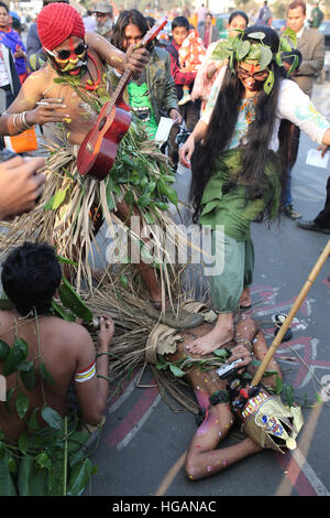 Dacca in Bangladesh. Il 7 gennaio, 2017. Gli attivisti del Bangladesh assistere ad una manifestazione di protesta a smettere di fare centrali a carbone vegetale in area di Sundarban) a Dhaka, nel Bangladesh il 07 gennaio 2016. La Sundarbans è il maggiore singolo tratto la foresta di mangrovie e è un sito Patrimonio Mondiale dell'UNESCO. Il Bangladesh è la pianificazione per costruire la Rampal impianto alimentato a carbone. Se costruito, le centrali a carbone vegetale sarà il paese più grande. Esso sarà costruito dalla società indiana NTPC Ltd. Credito: zakir hossain chowdhury zakir/Alamy Live News Foto Stock