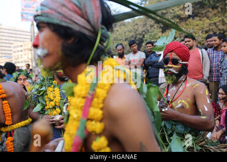 Dacca in Bangladesh. Il 7 gennaio, 2017. Gli attivisti del Bangladesh assistere ad una manifestazione di protesta a smettere di fare centrali a carbone vegetale in area di Sundarban) a Dhaka, nel Bangladesh il 07 gennaio 2016. La Sundarbans è il maggiore singolo tratto la foresta di mangrovie e è un sito Patrimonio Mondiale dell'UNESCO. Il Bangladesh è la pianificazione per costruire la Rampal impianto alimentato a carbone. Se costruito, le centrali a carbone vegetale sarà il paese più grande. Esso sarà costruito dalla società indiana NTPC Ltd. Credito: zakir hossain chowdhury zakir/Alamy Live News Foto Stock