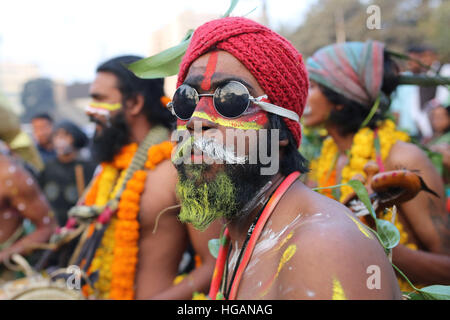 Dacca in Bangladesh. Il 7 gennaio, 2017. Gli attivisti del Bangladesh assistere ad una manifestazione di protesta a smettere di fare centrali a carbone vegetale in area di Sundarban) a Dhaka, nel Bangladesh il 07 gennaio 2016. La Sundarbans è il maggiore singolo tratto la foresta di mangrovie e è un sito Patrimonio Mondiale dell'UNESCO. Il Bangladesh è la pianificazione per costruire la Rampal impianto alimentato a carbone. Se costruito, le centrali a carbone vegetale sarà il paese più grande. Esso sarà costruito dalla società indiana NTPC Ltd. Credito: zakir hossain chowdhury zakir/Alamy Live News Foto Stock