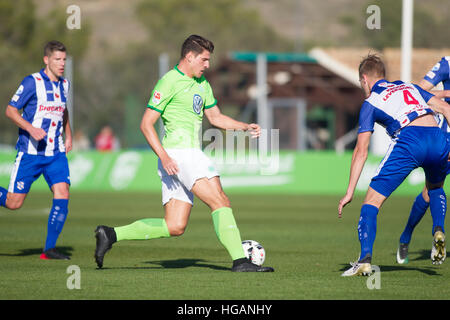 Murcia, Spagna. Il 7 gennaio, 2017. Wolfsburg è Mario Gomez (c) in azione durante il soccer amichevole tra VfL Wolfsburg e SC Heerenveen in Murcia, Spagna, 7 gennaio 2017. Foto: Pascu Mendez/dpa/Alamy Live News Foto Stock