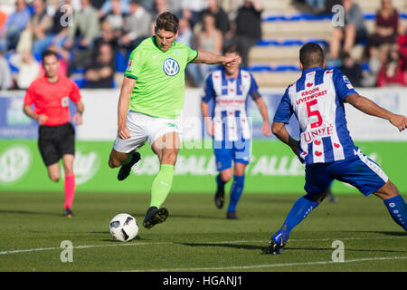 Murcia, Spagna. Il 7 gennaio, 2017. Wolfsburg è Mario Gomez (r) in azione a fianco di Lucas Bijker di Heerenveen durante il soccer amichevole tra VfL Wolfsburg e SC Heerenveen in Murcia, Spagna, 7 gennaio 2017. Foto: Pascu Mendez/dpa/Alamy Live News Foto Stock