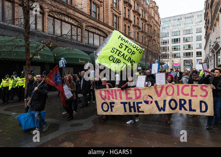 Londra, Regno Unito. Il 7 gennaio 2017. Voci unite dell unione mondiale organizzata la protesta fuori Luxury department store Harrods sulla società di suggerimenti politica nel loro reparto culinario. Circa il 25% dei 12,5% di tassa di servizio aggiunto a ristoranti bollette degli utenti sono condivisi tra il personale di catering mentre i magazzini Harrods, di proprietà del Qatar la famiglia reale, mantiene il resto. I contestatori supportato da militanti anarchici dalla guerra di classe chiamata per puntali trasparenti politica e ha sostenuto che il 100% della carica di servizio dovrebbe andare per i lavoratori. Wiktor Szymanowicz/Alamy Live News Foto Stock