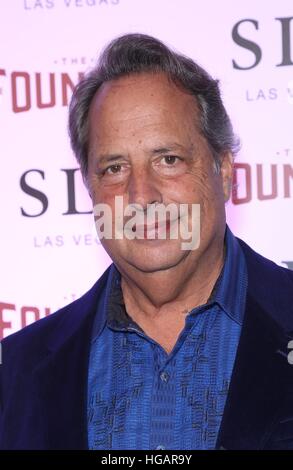 Las Vegas, NV, Stati Uniti d'America. Il 6 gennaio, 2017. Jon Lovitz presso gli arrivi per ricongiungimento residenza presso la fonderia, SLS Las Vegas, Las Vegas, NV Gennaio 6, 2017. © MORA/Everett raccolta/Alamy Live News Foto Stock