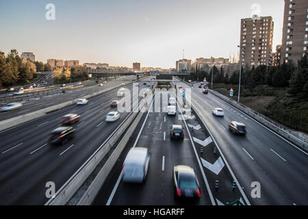 Madrid, Spagna. Il 7 gennaio, 2017. La gestione economica delle costruzioni autostrada M 30 a Madrid è carente e pregiudizievoli per la spesa pubblica. Il costo reale del progetto acquisito dal sindaco Alberto Ruiz Gallardón del partito popolare (P.P). Suggeriamo di ammortizzare il prestito il suo aumento il pubblico imposte al popolo di Madrid in 2.550 milioni di euro fino al 2040. Credito: Alberto Ramírez Sibaja/Alamy Live News Foto Stock