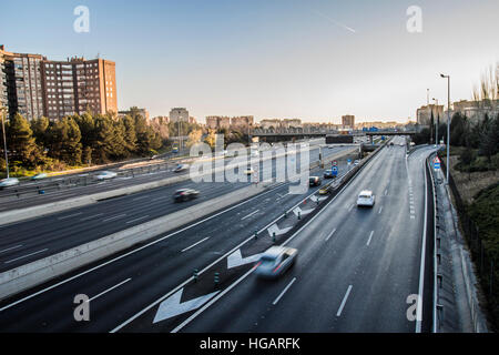 Madrid, Spagna. Il 7 gennaio, 2017. La gestione economica delle costruzioni autostrada M 30 a Madrid è carente e pregiudizievoli per la spesa pubblica. Il costo reale del progetto acquisito dal sindaco Alberto Ruiz Gallardón del partito popolare (P.P). Suggeriamo di ammortizzare il prestito il suo aumento il pubblico imposte al popolo di Madrid in 2.550 milioni di euro fino al 2040. Credito: Alberto Ramírez Sibaja/Alamy Live News Foto Stock