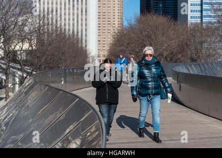 Chicago, Stati Uniti d'America. I turisti attraversano il ponte di BP nel Millennium Park, che hanno contribuito a disegnare un record 54.1 milioni di persone che hanno visitato Chicago nel 2016, sindaco Rahm Emanuel ha riportato un aumento del 2,9 percento rispetto al 2015. In aggiunta, Chicago dell'industria del turismo sostenuto più di 145.000 posti di lavoro e di 15 miliardi di dollari in diretta la spesa del turismo nel 2016. © Stephen Chung / Alamy Live News Foto Stock