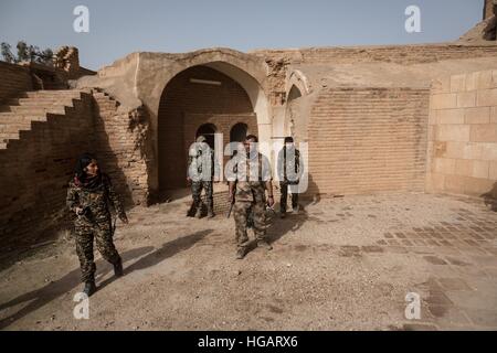 Raqqa, Siria. Il 7 gennaio, 2016. La SDF (Siriano Forze Democratiche) con YPG (curdi) ha riportato il famoso castello di Iside. Alcuni soldati YPG sono attraversando il castello. - Chris Huby / Le Pictorium / Alamy Live News Foto Stock