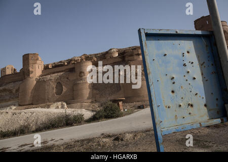 Raqqa, Siria. Il 7 gennaio, 2016. La SDF (Siriano Forze Democratiche) con YPG (curdi) ha riportato il famoso castello di Iside. - Chris Huby / Le Pictorium / Alamy Live News Foto Stock