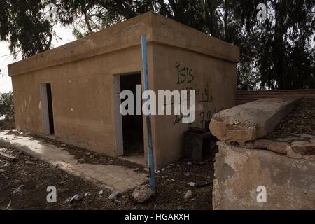 Raqqa, Siria. Il 7 gennaio, 2016. La SDF (Siriano Forze Democratiche) con YPG (curdi) ha riportato il famoso castello di Iside. Un marchio di ISIS. - Chris Huby / Le Pictorium / Alamy Live News Foto Stock