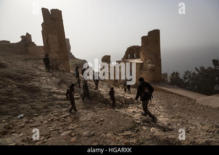 Raqqa, Siria. Il 7 gennaio, 2016. La SDF (Siriano Forze Democratiche) con YPG (curdi) ha riportato il famoso castello di Iside. Alcuni soldati YPG sono attraversando il castello. - Chris Huby / Le Pictorium / Alamy Live News Foto Stock