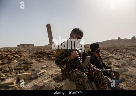 Raqqa, Siria. Il 7 gennaio, 2016. La SDF (Siriano Forze Democratiche) con YPG (curdi) ha riportato il famoso castello di Iside. Alcuni soldati YPG sono attraversando il castello. - Chris Huby / Le Pictorium / Alamy Live News Foto Stock