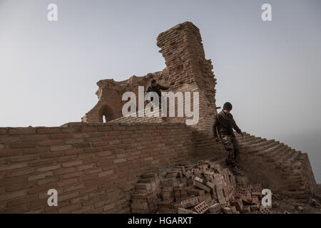 Raqqa, Siria. Il 7 gennaio, 2016. La SDF (Siriano Forze Democratiche) con YPG (curdi) ha riportato il famoso castello di Iside. Alcuni soldati YPG sono attraversando il castello. - Chris Huby / Le Pictorium / Alamy Live News Foto Stock