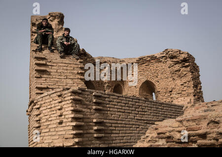 Raqqa, Siria. Il 7 gennaio, 2016. La SDF (Siriano Forze Democratiche) con YPG (curdi) ha riportato il famoso castello di Iside. Alcuni soldati YPG sono attraversando il castello. - Chris Huby / Le Pictorium / Alamy Live News Foto Stock