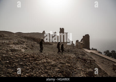 Raqqa, Siria. Il 7 gennaio, 2016. La SDF (Siriano Forze Democratiche) con YPG (curdi) ha riportato il famoso castello di Iside. Alcuni soldati YPG sono attraversando il castello. - Chris Huby / Le Pictorium / Alamy Live News Foto Stock