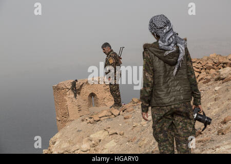 Raqqa, Siria. Il 7 gennaio, 2016. La SDF (Siriano Forze Democratiche) con YPG (curdi) ha riportato il famoso castello di Iside. Alcuni soldati YPG sono attraversando il castello. - Chris Huby / Le Pictorium / Alamy Live News Foto Stock