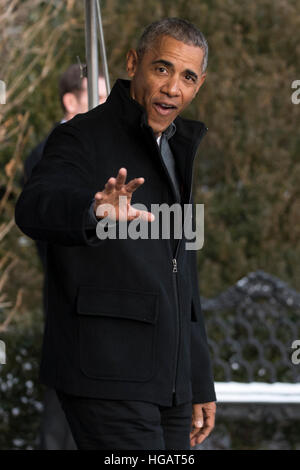 Washington, DC, Stati Uniti d'America. 07Th gen, 2017. Il Presidente Usa Barack Obama passeggiate a bordo uno Marino sul prato Sud della Casa Bianca di Washington, DC, Stati Uniti d'America, 07 gennaio 2017. Il Presidente Obama è in partenza la Casa Bianca per una serata di viaggio in Florida per partecipare ad un matrimonio. © MediaPunch Inc/Alamy Live News Foto Stock