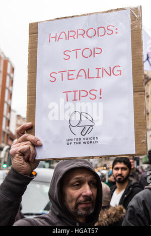 Londra, Regno Unito. Il 7 gennaio, 2017. Un sostenitore del Regno voci del commercio mondiale unione contiene fino una targhetta durante una manifestazione di protesta al di fuori di Harrods contro il negozio di ritenzione fino a 75% del 12,5% di tassa di servizio aggiunto per le fatture di diners nei suoi ristoranti di lusso. Credito: Mark Kerrison/Alamy Live News Foto Stock