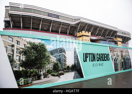 Londra, Regno Unito. Il 7 gennaio 2017. I pannelli pubblicitari per la Upton Gardens sviluppo esterno West Ham United dell ex Boleyn Ground Stadium. Lo stadio è attualmente demolita in preparazione per lo sviluppo. Credito: Mark Kerrison/Alamy Live News Foto Stock