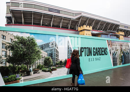 Londra, Regno Unito. Il 7 gennaio 2017. I pannelli pubblicitari per la Upton Gardens sviluppo esterno West Ham United dell ex Boleyn Ground Stadium. Lo stadio è attualmente demolita in preparazione per lo sviluppo. Credito: Mark Kerrison/Alamy Live News Foto Stock