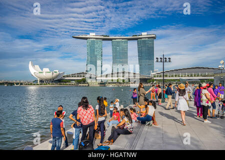 A Singapore, in vista della Marina Bay Sands Resort, la Bayfront Shoppes ed il fiore a forma di museo ArtScience attraverso Marina Bay Foto Stock