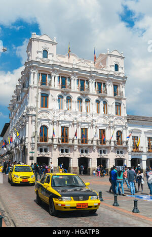 Edificio in stile coloniale nella Plaza Grande nel centro storico di Quito, Ecuador Foto Stock