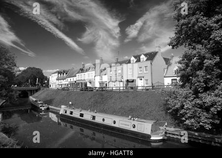 Molla, Aprile, Maggio, Narrowboats, fiume Nene, Marzo Town, Cambridgeshire; l'Inghilterra, Regno Unito Foto Stock