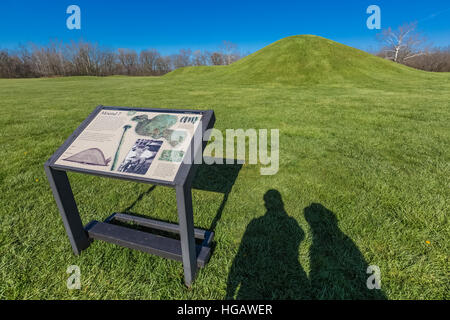 I visitatori la visualizzazione di un segno interpretative per tumulo 7 nel tumulo città di gruppo, dove una civiltà di inizio gli indiani americani hanno prosperato circa duemila anni ag Foto Stock