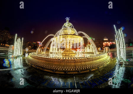 Bucarest, Romania - 30 dicembre 2016: Union Square Fontana e la Casa del Popolo o il Palazzo del Parlamento (Casa Poporului) vista dall Unione Boulevard Foto Stock