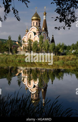 Chiesa ortodossa di esaltazione della Santa Croce in Almaty Kazakhstan riflessa in acqua di stagno Foto Stock