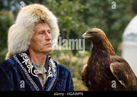 Trainer professionale guardando Golden Eagle a Sunkar Raptor Centre di Alma Arasan Gorge Almaty Kazakhstan Foto Stock