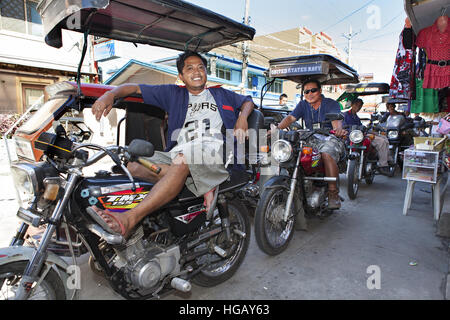 Una linea di Filippino trike piloti in attesa di passeggeri in Barretto Town, Subic Bay, isola di Luzon nelle Filippine. Foto Stock