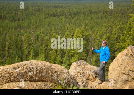 Escursionista con vista lungo la scia Butte Trail, Deschutes National Forest, Oregon Foto Stock