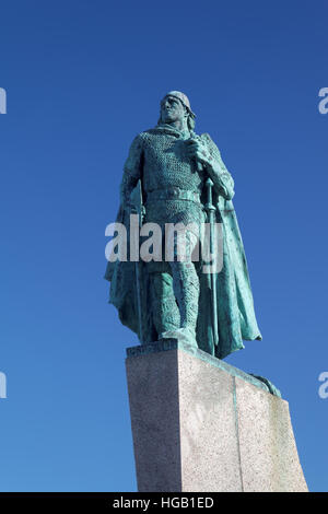 Statua di Norse Viking explorer Leifur Eiríksson sotto un cielo blu chiaro, Reykjavik, Islanda Foto Stock