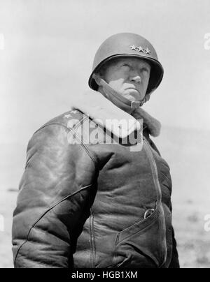 George S. Patton indossa una giacca di pelle con il grado di tenente generale. Foto Stock