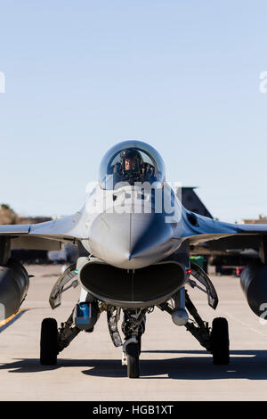 Un U.S. Air Force F-16C Fighting Falcon rende i controlli finali prima del decollo. Foto Stock