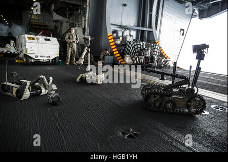 L'eliminazione della bomba robotertraining nell'hangar bay di USS George Washington. Foto Stock