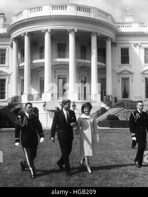 Il presidente John F. Kennedy e la First Lady nella parte anteriore della Casa Bianca. Foto Stock