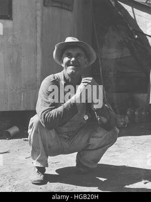 Un agricoltore lavora a lavorare come un azienda agricola migrante operaio Olivehurst, California. Foto Stock