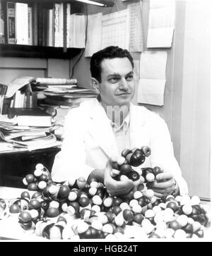 Dottor Marshall Nirenberg azienda modelli di DNA. Foto Stock
