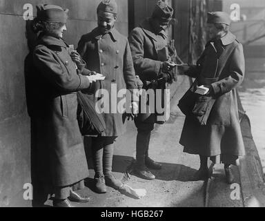 Esercito della salvezza lassies dando dolci agli africani di soldati americani. Foto Stock