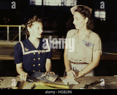 Questi due Pearl Harbor le vedove sono andati in guerra il lavoro nel Corpus Christi, Texas, 1942. Foto Stock