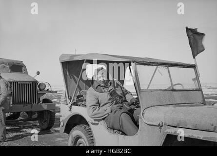 Fotografo di guerra seduti in Jeep da qualche parte nel corridoio persiano, 1943. Foto Stock