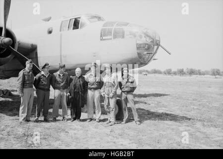 L Arcivescovo Spellman con un equipaggio di un B-25 bombardiere medio in Tunisia, 1943. Foto Stock