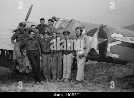 Aprile 1943 - Membri del 64esimo squadrone del 57th Fighter Group. Foto Stock
