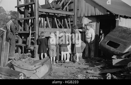 I giovani combattenti pagare una visita ad un scrapyard di Roanoke, Virginia, 1942. Foto Stock